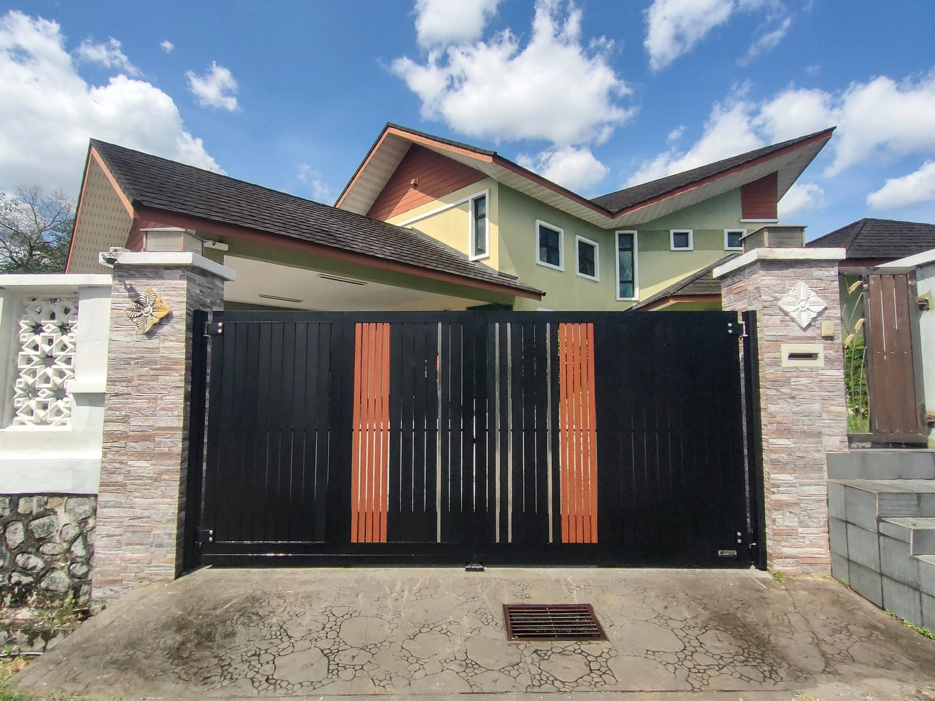 Trackless folding gate Trackless autogate Folding gate Malaysia Aluminium gate Malaysia Delux autogate Unigate Autogate Malaysia Unigate Malaysia Trackless gate Malaysia Aluminium gate supplier Malaysia Aluminium auto gate Autogate price Autogate system price Trackless autogate malaysia price Autogate malaysia price Aluminium gate suppliers breeze 4