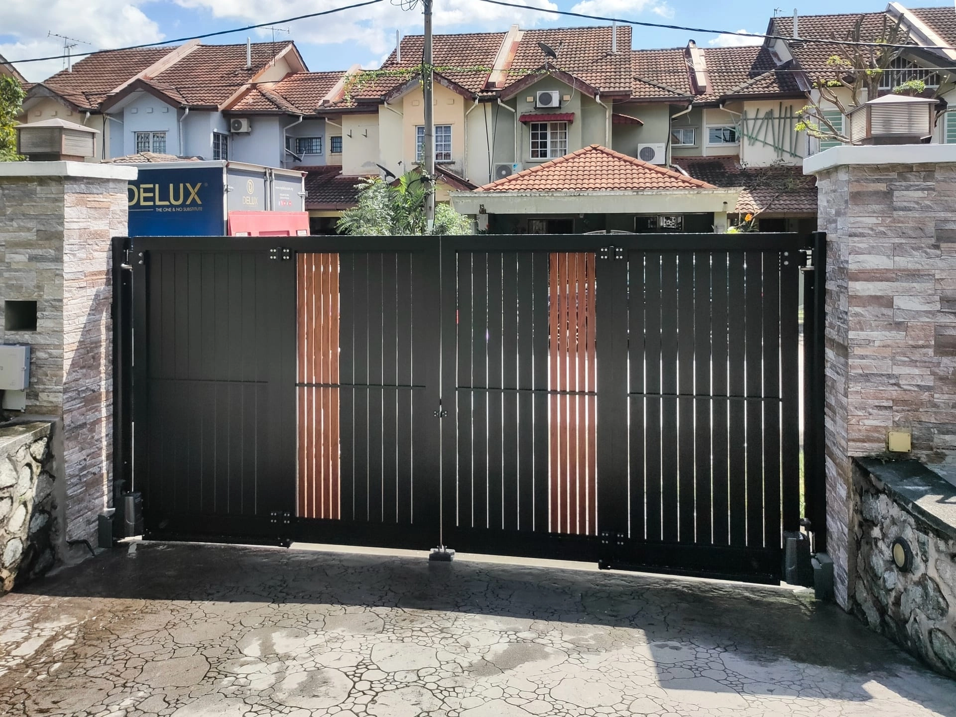 Trackless folding gate Trackless autogate Folding gate Malaysia Aluminium gate Malaysia Delux autogate Unigate Autogate Malaysia Unigate Malaysia Trackless gate Malaysia Aluminium gate supplier Malaysia Aluminium auto gate Autogate price Autogate system price Trackless autogate malaysia price Autogate malaysia price Aluminium gate suppliers breeze 4