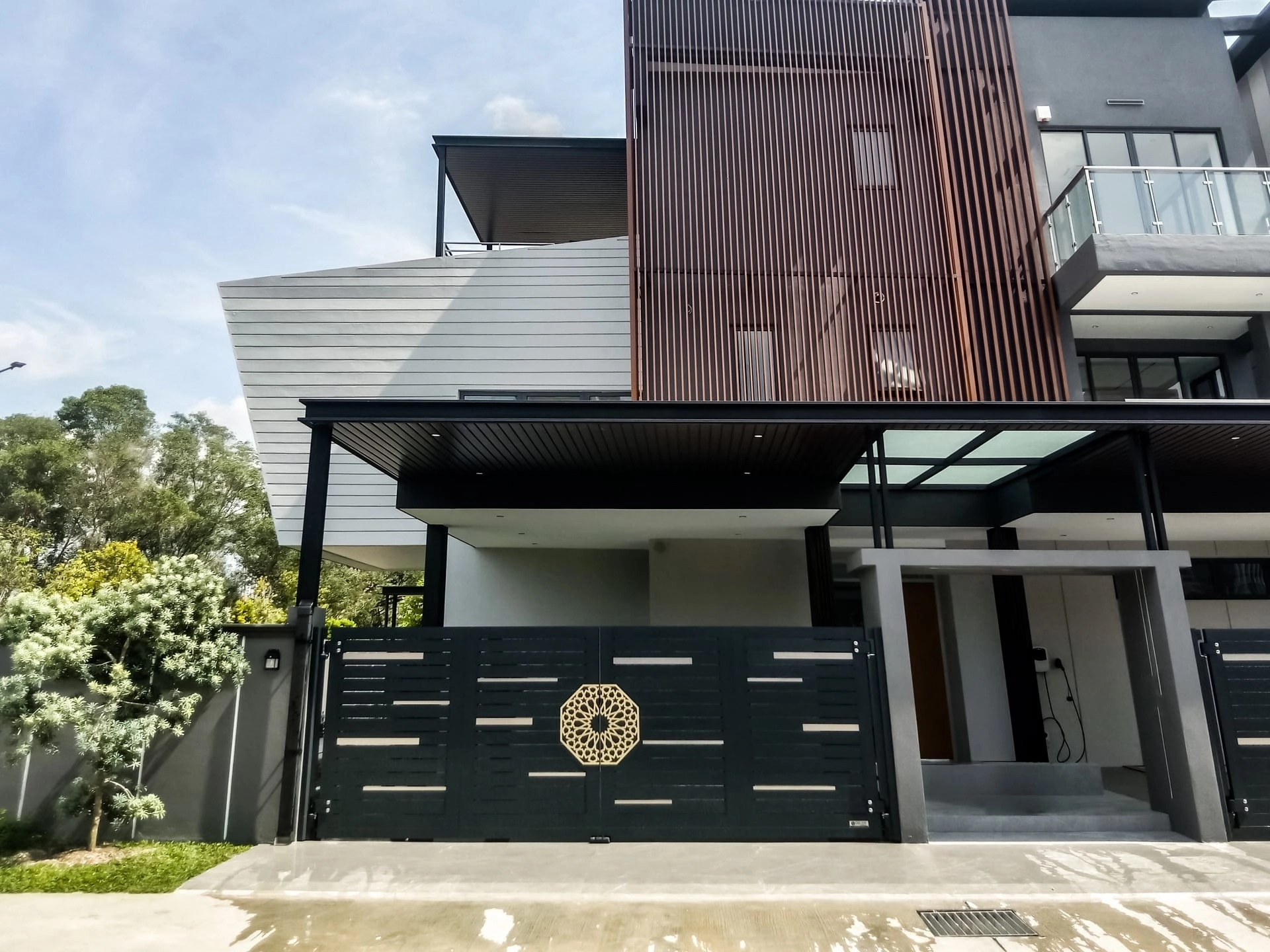 Trackless folding gate Trackless autogate Folding gate Malaysia Aluminium gate Malaysia Delux autogate Unigate Autogate Malaysia Unigate Malaysia Trackless gate Malaysia Aluminium gate supplier Malaysia Aluminium auto gate Autogate price Autogate system price Trackless autogate malaysia price Autogate malaysia price Aluminium gate suppliers mj109