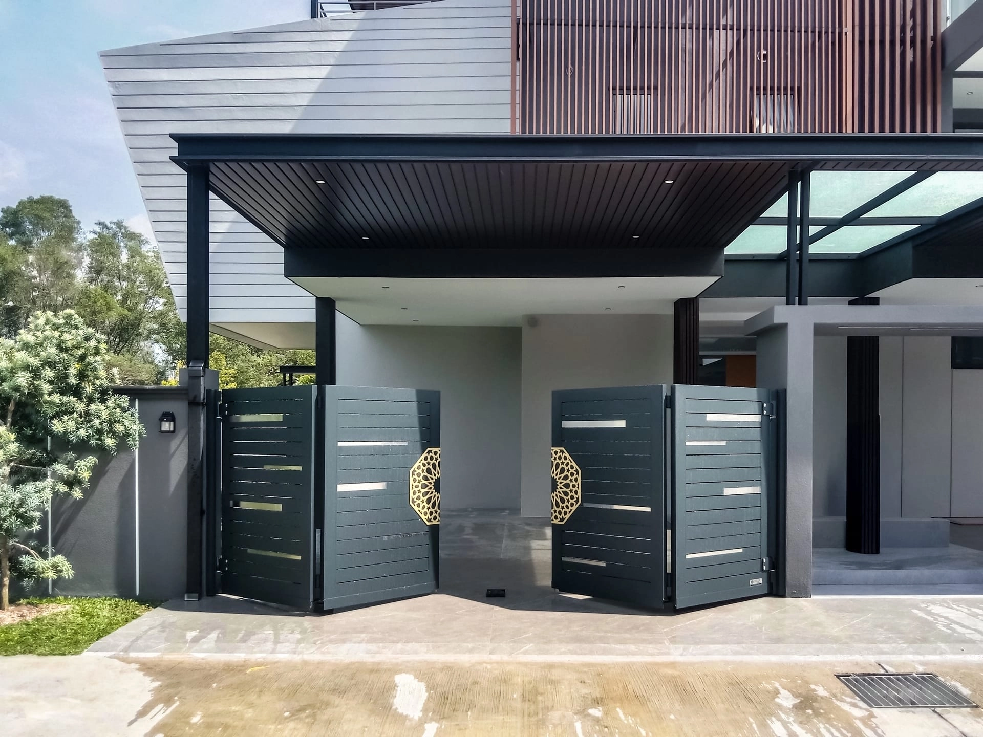 Trackless folding gate Trackless autogate Folding gate Malaysia Aluminium gate Malaysia Delux autogate Unigate Autogate Malaysia Unigate Malaysia Trackless gate Malaysia Aluminium gate supplier Malaysia Aluminium auto gate Autogate price Autogate system price Trackless autogate malaysia price Autogate malaysia price Aluminium gate suppliers mj109