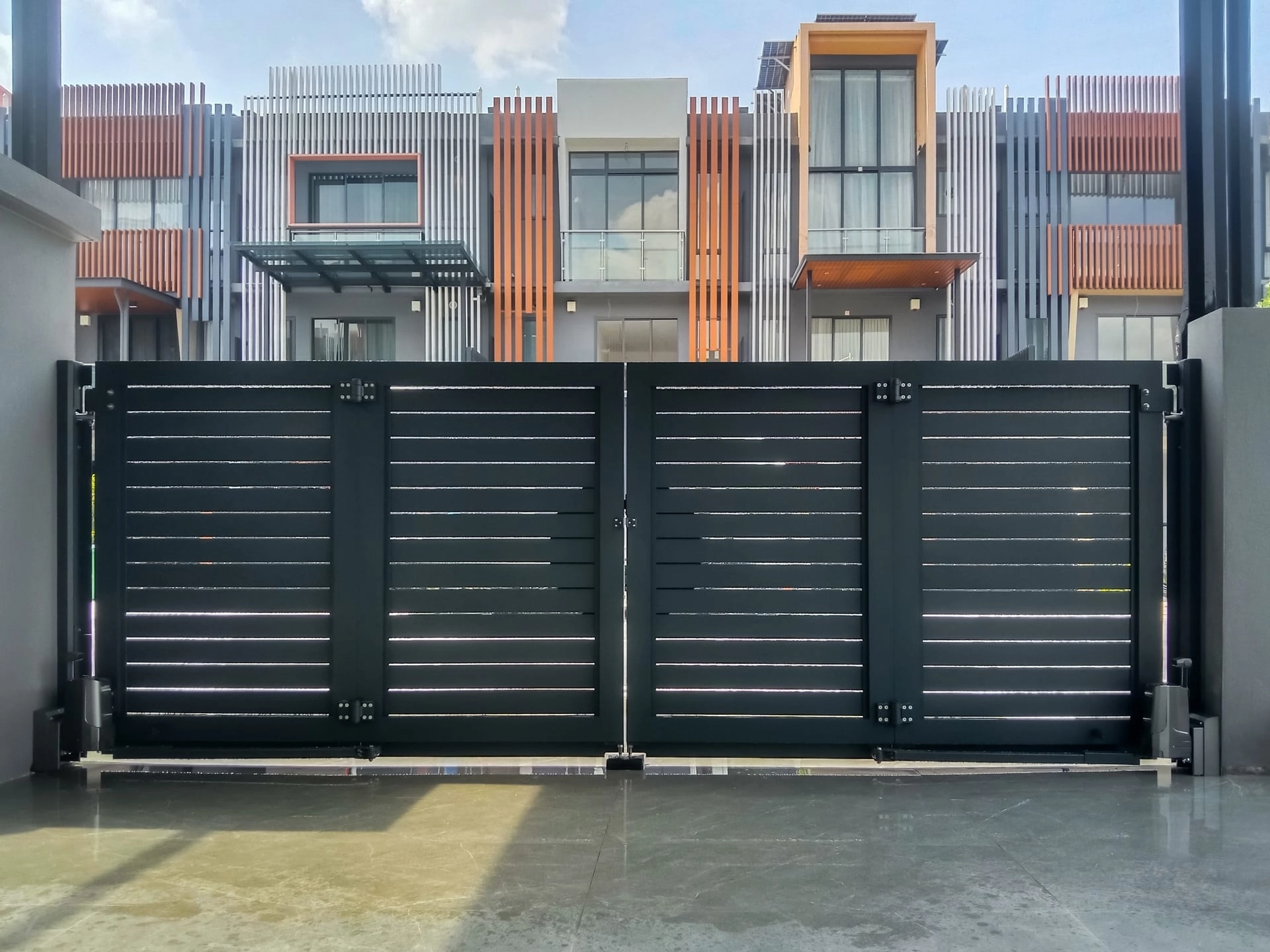 Trackless folding gate Trackless autogate Folding gate Malaysia Aluminium gate Malaysia Delux autogate Unigate Autogate Malaysia Unigate Malaysia Trackless gate Malaysia Aluminium gate supplier Malaysia Aluminium auto gate Autogate price Autogate system price Trackless autogate malaysia price Autogate malaysia price Aluminium gate suppliers mj109