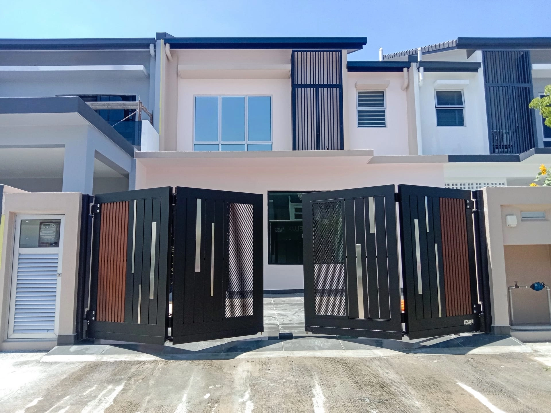 Trackless folding gate Trackless autogate Folding gate Malaysia Aluminium gate Malaysia Delux autogate Unigate Autogate Malaysia Unigate Malaysia Trackless gate Malaysia Aluminium gate supplier Malaysia Aluminium auto gate Autogate price Autogate system price Trackless autogate malaysia price Autogate malaysia price Aluminium gate suppliers pine 2