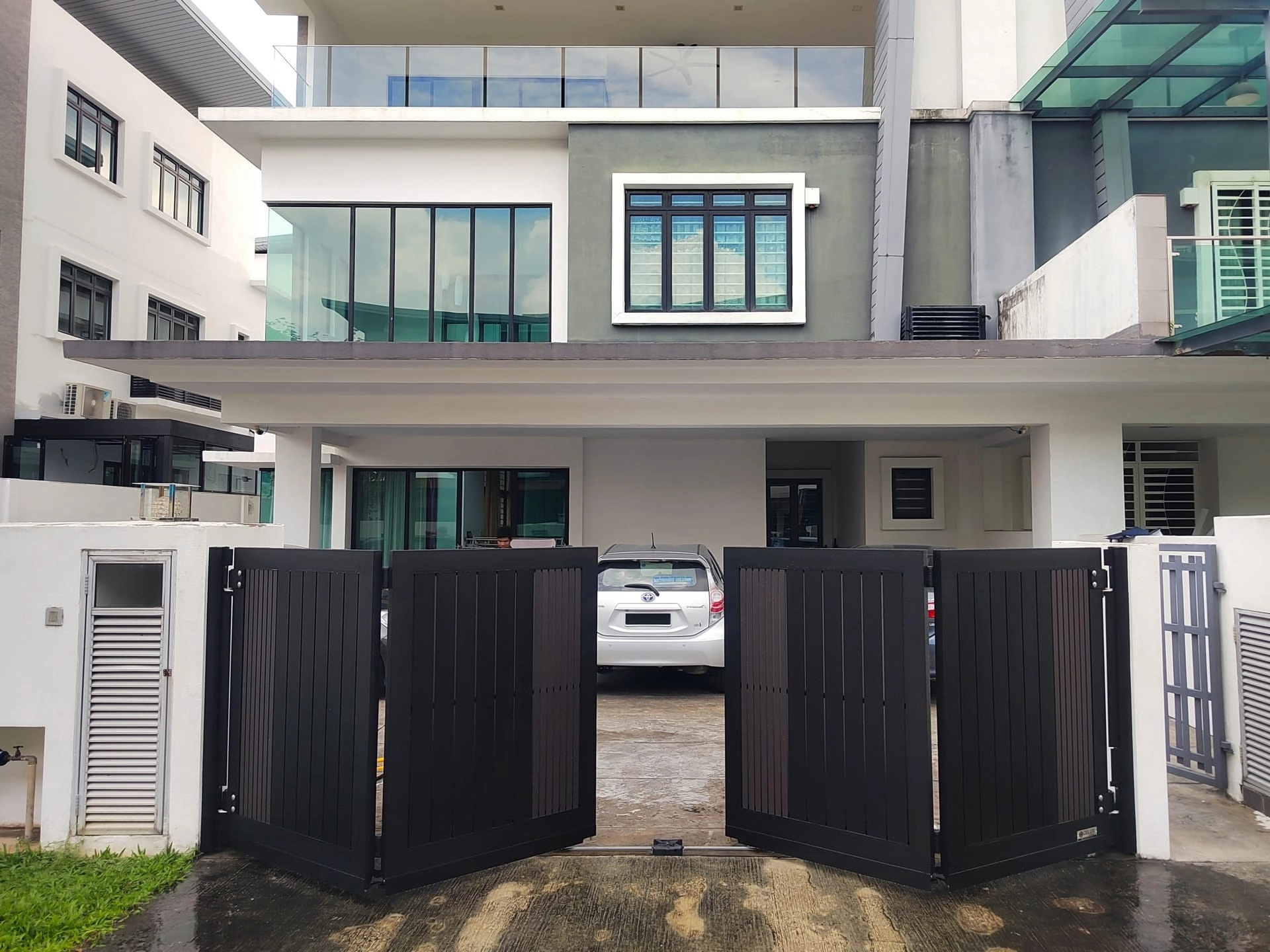 Trackless folding gate Trackless autogate Folding gate Malaysia Aluminium gate Malaysia Delux autogate Unigate Autogate Malaysia Unigate Malaysia Trackless gate Malaysia Aluminium gate supplier Malaysia Aluminium auto gate Autogate price Autogate system price Trackless autogate malaysia price Autogate malaysia price Aluminium gate suppliers pine 6b
