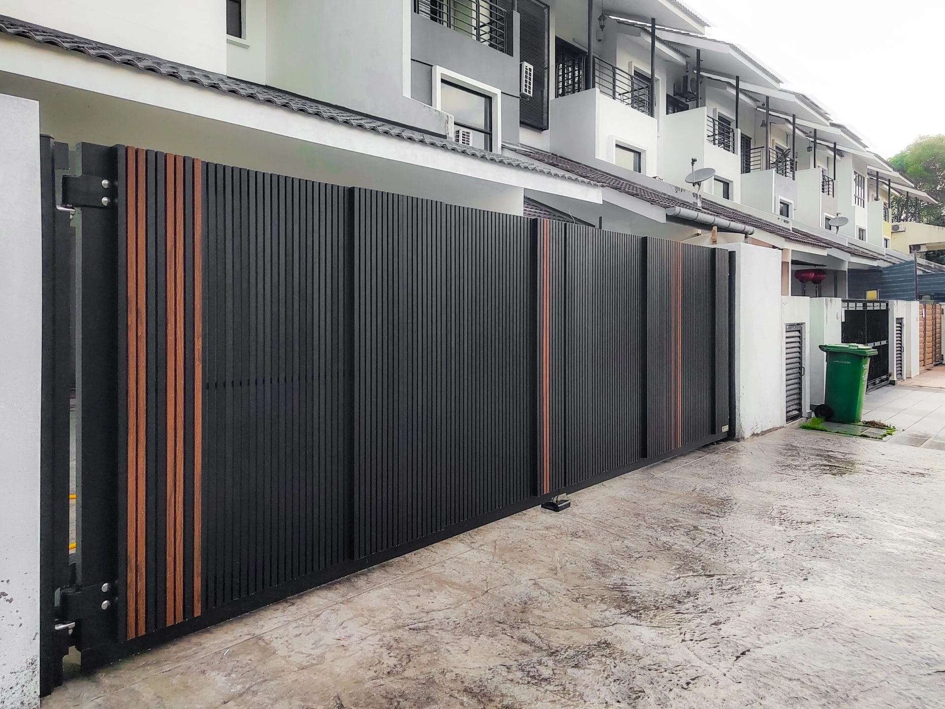 Trackless folding gate Trackless autogate Folding gate Malaysia Aluminium gate Malaysia Delux autogate Unigate Autogate Malaysia Unigate Malaysia Trackless gate Malaysia Aluminium gate supplier Malaysia Aluminium auto gate Autogate price Autogate system price Trackless autogate malaysia price Autogate malaysia price Aluminium gate suppliers X27