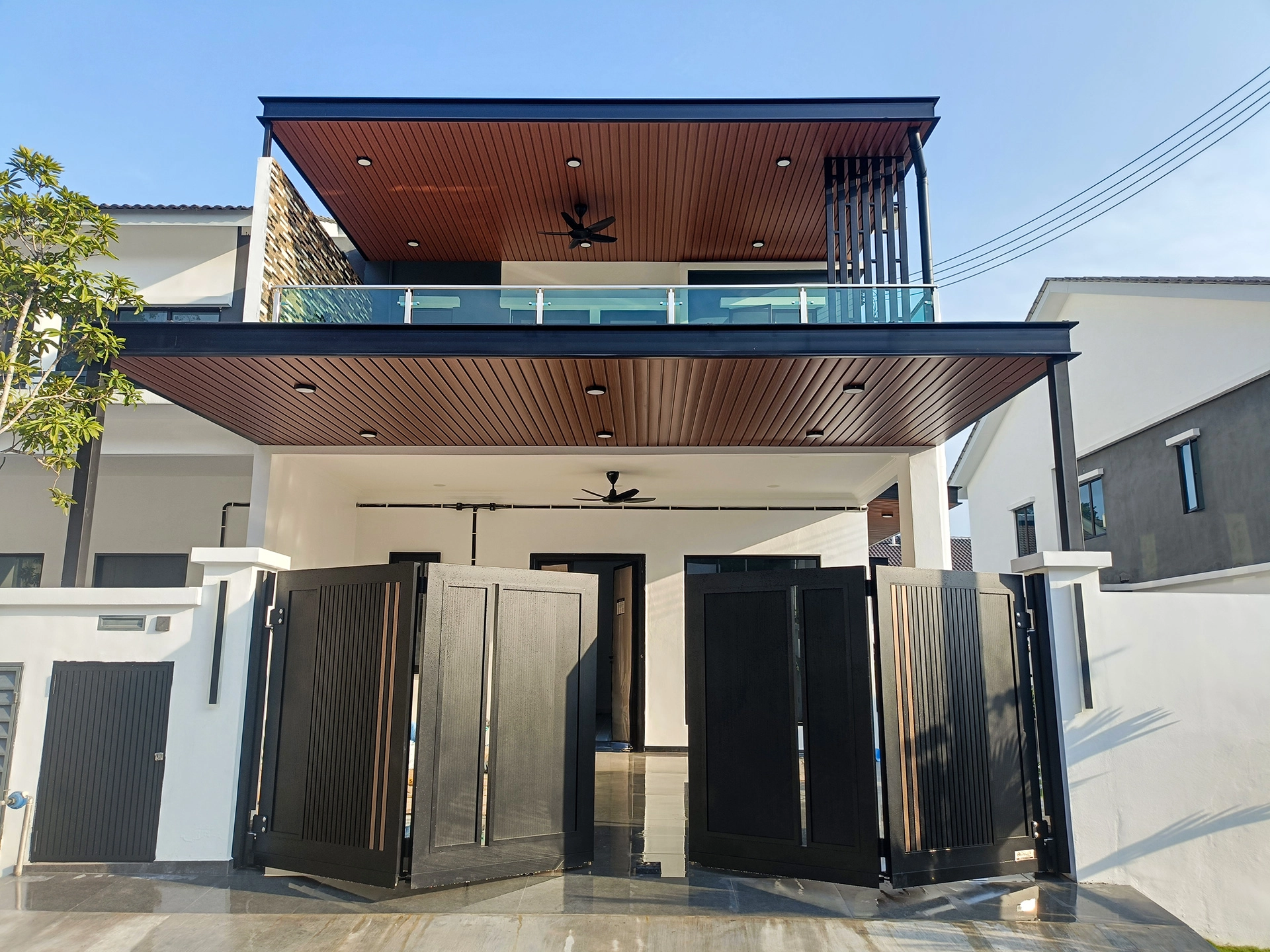 Trackless folding gate Trackless autogate Folding gate Malaysia Aluminium gate Malaysia Delux autogate Unigate Autogate Malaysia Unigate Malaysia Trackless gate Malaysia Aluminium gate supplier Malaysia Aluminium auto gate Autogate price Autogate system price Trackless autogate malaysia price Autogate malaysia price Aluminium gate suppliers LINO GN101