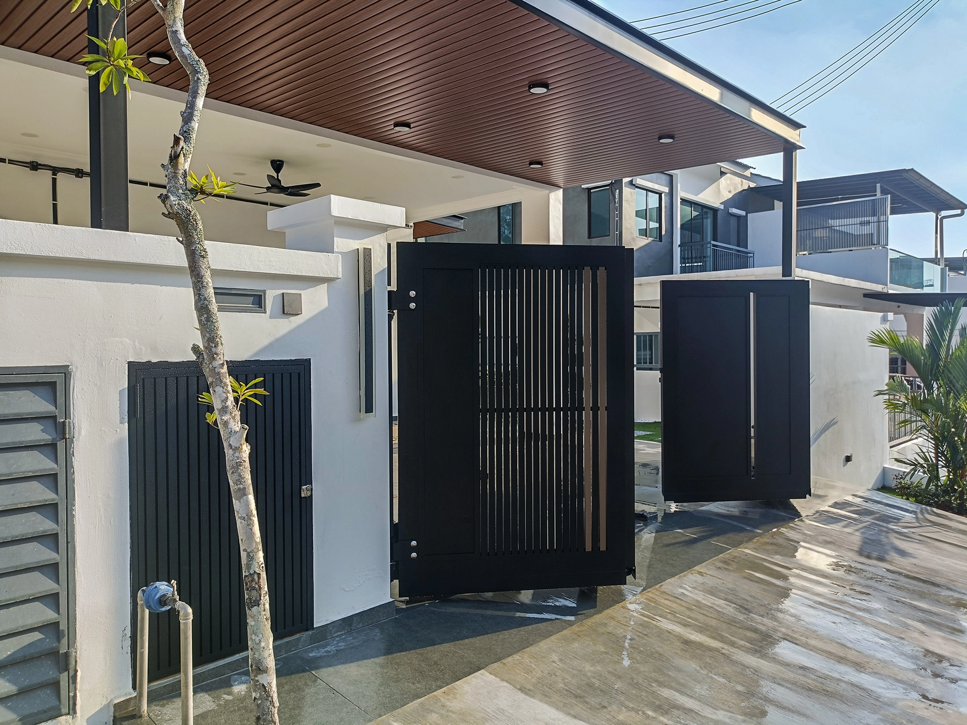 Trackless folding gate Trackless autogate Folding gate Malaysia Aluminium gate Malaysia Delux autogate Unigate Autogate Malaysia Unigate Malaysia Trackless gate Malaysia Aluminium gate supplier Malaysia Aluminium auto gate Autogate price Autogate system price Trackless autogate malaysia price Autogate malaysia price Aluminium gate suppliers LINO GN101