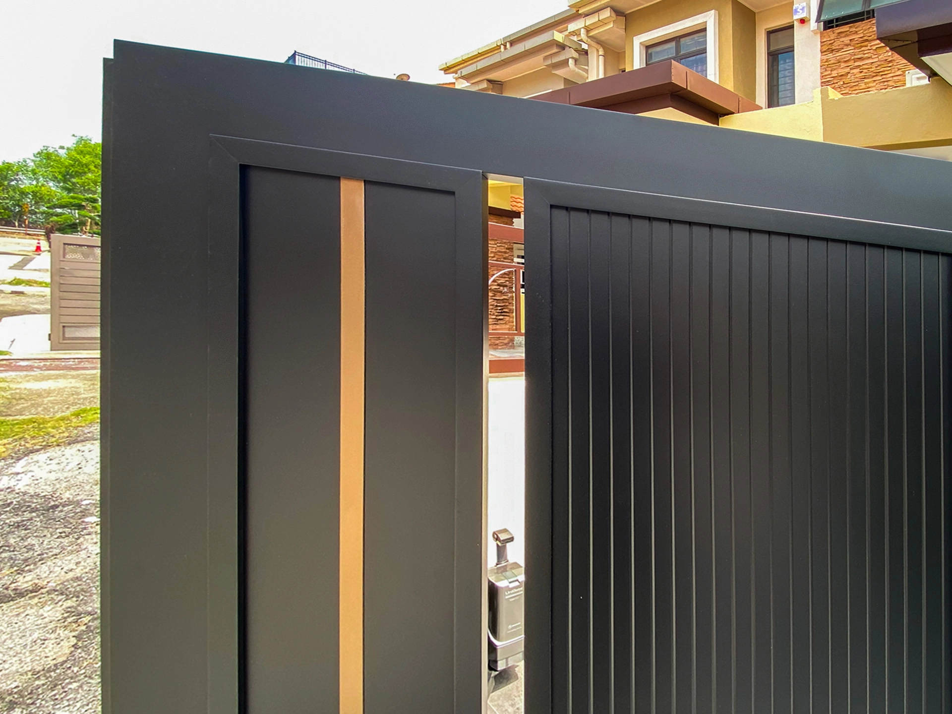 Trackless folding gate Trackless autogate Folding gate Malaysia Aluminium gate Malaysia Delux autogate Unigate Autogate Malaysia Unigate Malaysia Trackless gate Malaysia Aluminium gate supplier Malaysia Aluminium auto gate Autogate price Autogate system price Trackless autogate malaysia price Autogate malaysia price Aluminium gate suppliers LINO GX104