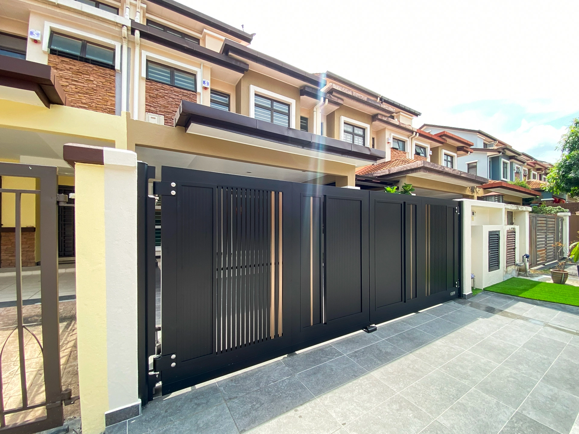 Trackless folding gate Trackless autogate Folding gate Malaysia Aluminium gate Malaysia Delux autogate Unigate Autogate Malaysia Unigate Malaysia Trackless gate Malaysia Aluminium gate supplier Malaysia Aluminium auto gate Autogate price Autogate system price Trackless autogate malaysia price Autogate malaysia price Aluminium gate suppliers LINO GX104