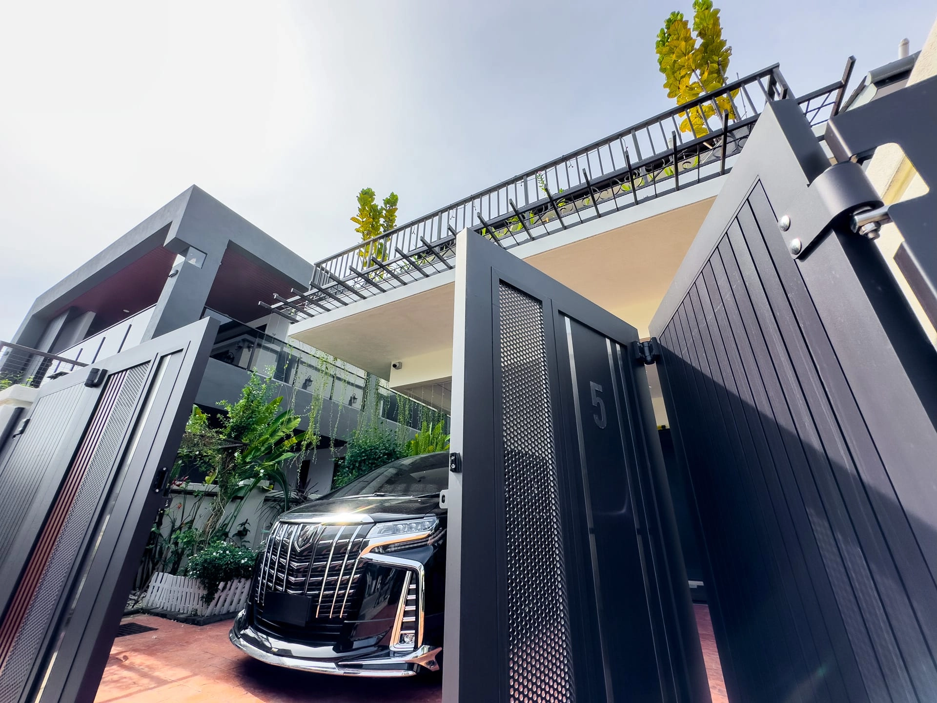 Trackless folding gate Trackless autogate Folding gate Malaysia Aluminium gate Malaysia Delux autogate Unigate Autogate Malaysia Unigate Malaysia Trackless gate Malaysia Aluminium gate supplier Malaysia Aluminium auto gate Autogate price Autogate system price Trackless autogate malaysia price Autogate malaysia price Aluminium gate suppliers