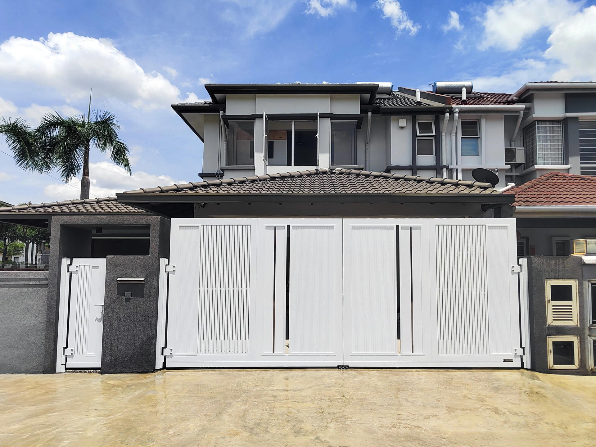 UniGate-Pro_GX104-(Customize)_18ft-6in-x-7ft-9in_Shah--Alam--(2) Trackless folding gate Trackless autogate Folding gate Malaysia Aluminium gate Malaysia Delux autogate Unigate Autogate Malaysia Unigate Malaysia Trackless gate Malaysia Aluminium gate supplier Malaysia Aluminium auto gate Autogate price Autogate system price Trackless autogate malaysia price Autogate malaysia price Aluminium gate suppliers LINO