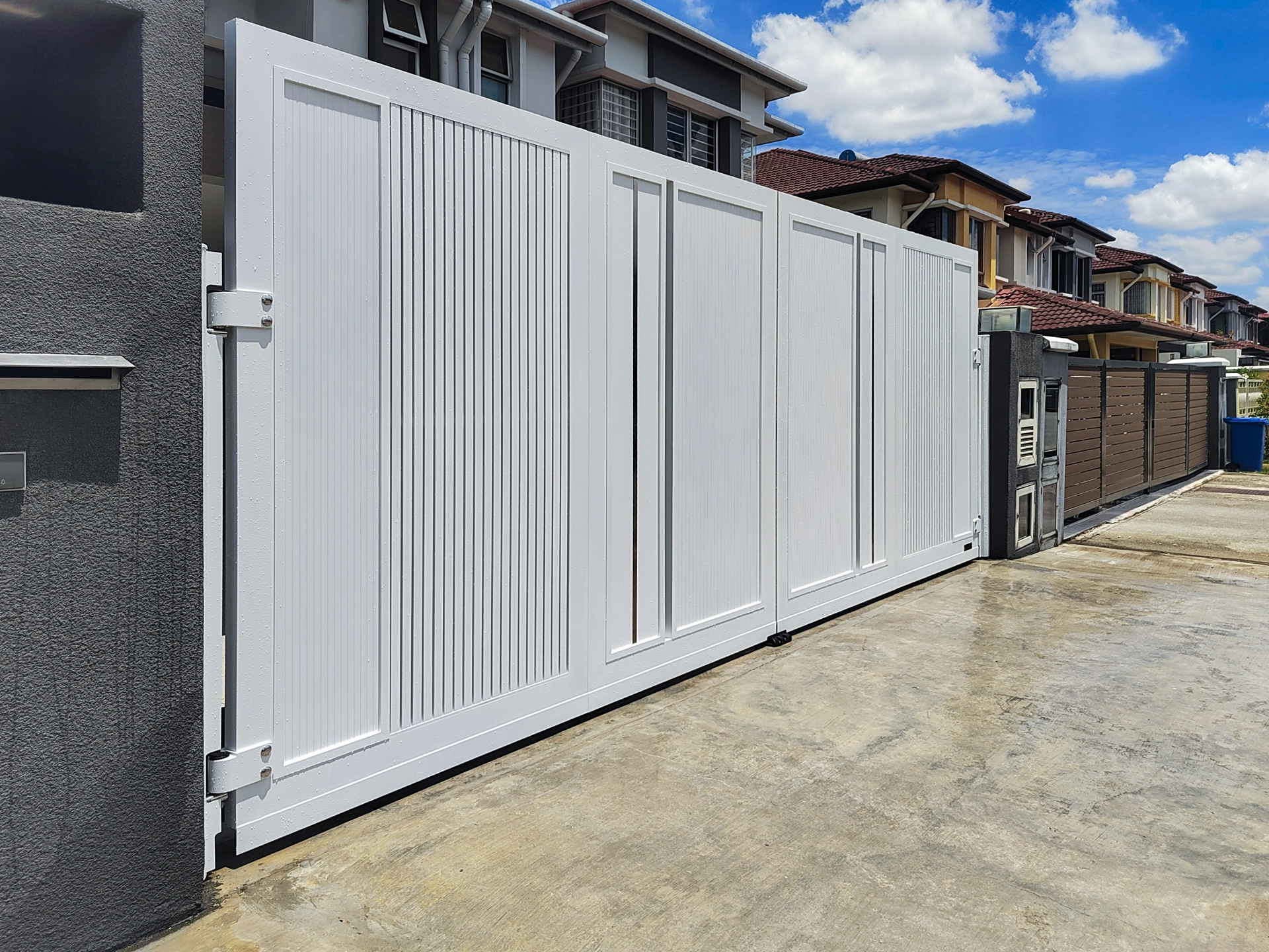 UniGate-Pro_GX104-(Customize)_18ft-6in-x-7ft-9in_Shah--Alam--(5) Trackless folding gate Trackless autogate Folding gate Malaysia Aluminium gate Malaysia Delux autogate Unigate Autogate Malaysia Unigate Malaysia Trackless gate Malaysia Aluminium gate supplier Malaysia Aluminium auto gate Autogate price Autogate system price Trackless autogate malaysia price Autogate malaysia price Aluminium gate suppliers LINO