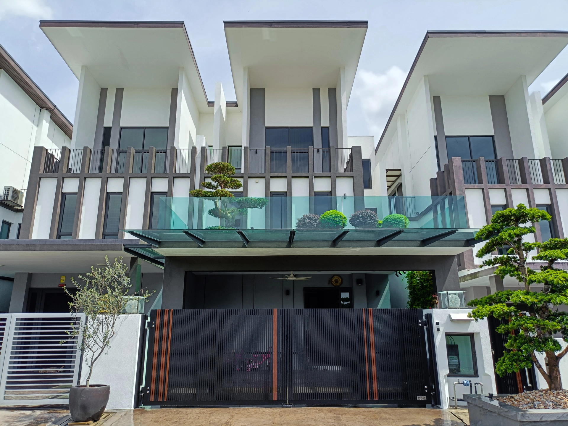 Trackless folding gate Trackless autogate Folding gate Malaysia Aluminium gate Malaysia Delux autogate Unigate Autogate Malaysia Unigate Malaysia Trackless gate Malaysia Aluminium gate supplier Malaysia Aluminium auto gate Autogate price Autogate system price Trackless autogate malaysia price Autogate malaysia price Aluminium gate suppliers LINO GN303