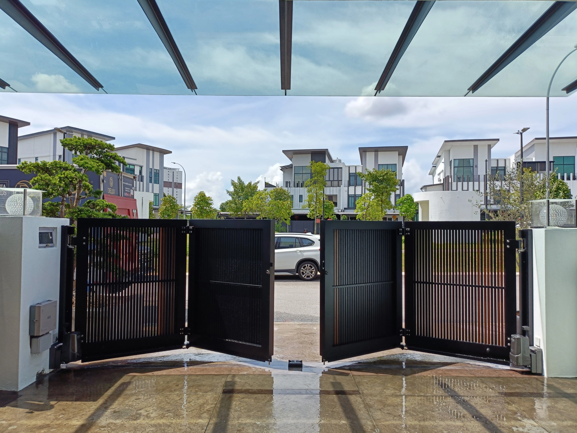 Trackless folding gate Trackless autogate Folding gate Malaysia Aluminium gate Malaysia Delux autogate Unigate Autogate Malaysia Unigate Malaysia Trackless gate Malaysia Aluminium gate supplier Malaysia Aluminium auto gate Autogate price Autogate system price Trackless autogate malaysia price Autogate malaysia price Aluminium gate suppliers LINO GN303