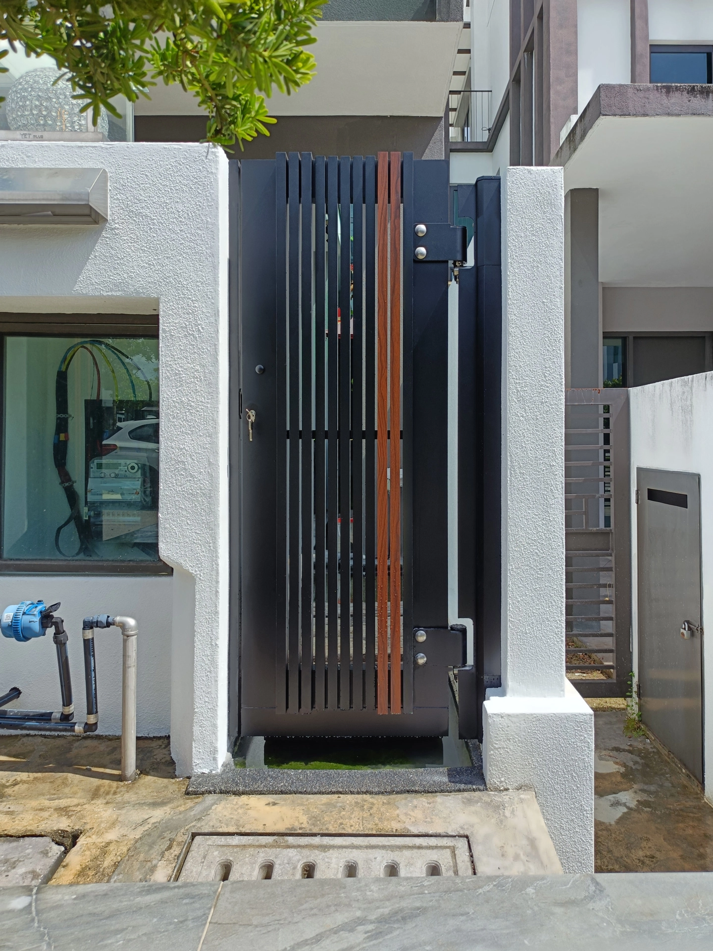 Trackless folding gate Trackless autogate Folding gate Malaysia Aluminium gate Malaysia Delux autogate Unigate Autogate Malaysia Unigate Malaysia Trackless gate Malaysia Aluminium gate supplier Malaysia Aluminium auto gate Autogate price Autogate system price Trackless autogate malaysia price Autogate malaysia price Aluminium gate suppliers LINO GN303