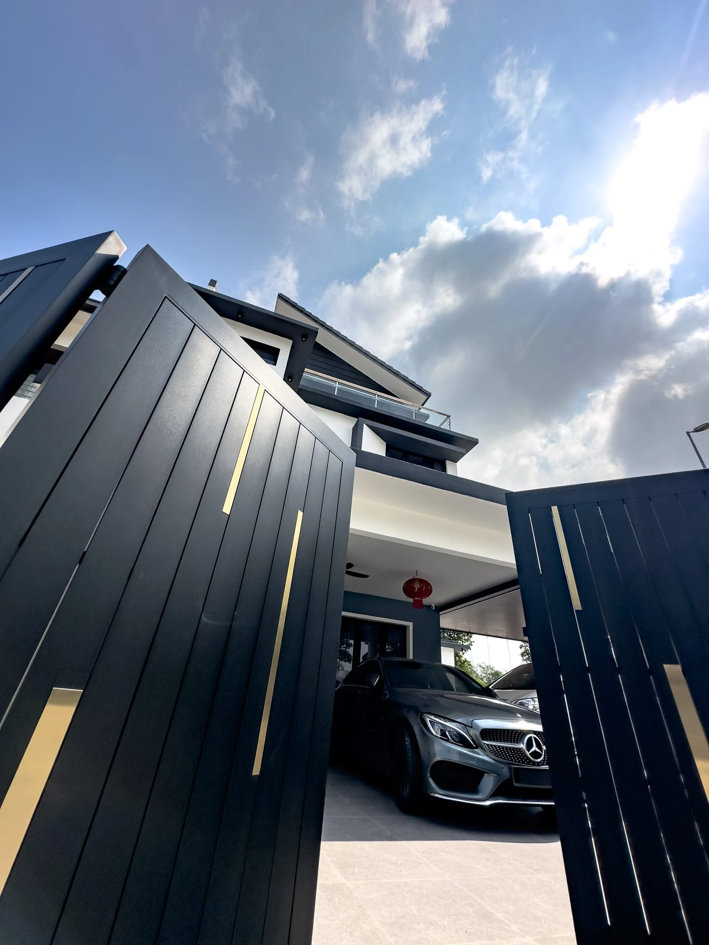 IMG_2925 Trackless folding gate Trackless autogate Folding gate Malaysia Aluminium gate Malaysia Delux autogate Unigate Autogate Malaysia Unigate Malaysia Trackless gate Malaysia Aluminium gate supplier Malaysia Aluminium auto gate Autogate price Autogate system price Trackless autogate malaysia price Autogate malaysia price Aluminium gate suppliers