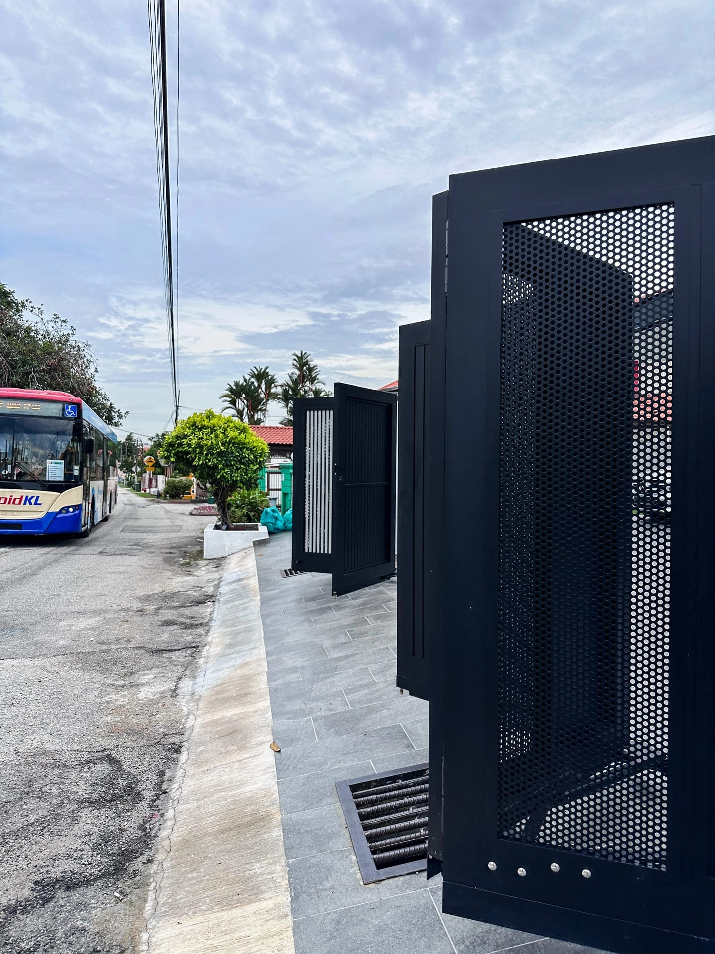 Trackless folding gate Trackless autogate Folding gate Malaysia Aluminium gate Malaysia Delux autogate Unigate Autogate Malaysia Unigate Malaysia Trackless gate Malaysia Aluminium gate supplier Malaysia Aluminium auto gate Autogate price Autogate system price Trackless autogate malaysia price Autogate malaysia price Aluminium gate suppliers