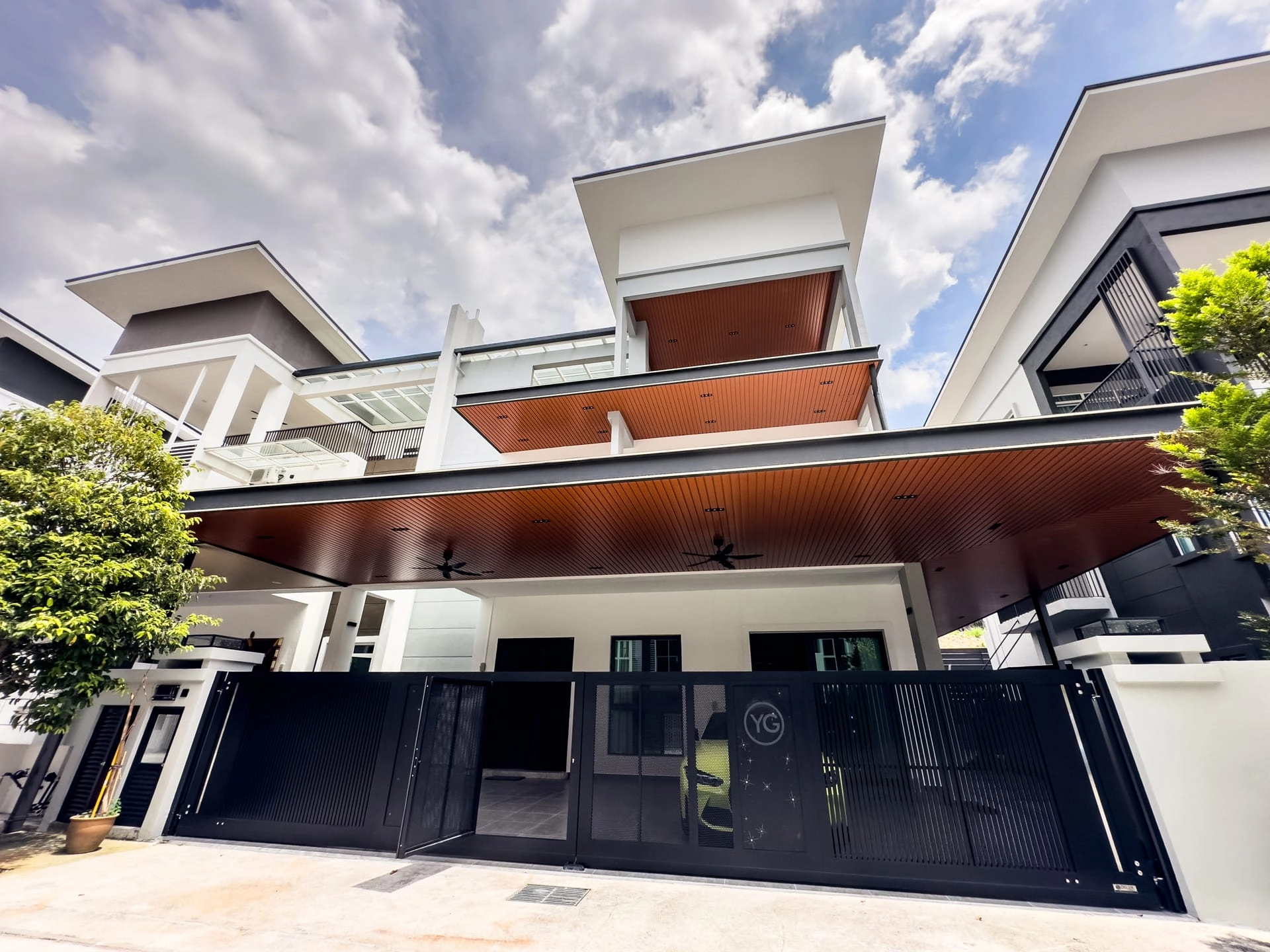 IMG_6862 Trackless folding gate Trackless autogate Folding gate Malaysia Aluminium gate Malaysia Delux autogate Unigate Autogate Malaysia Unigate Malaysia Trackless gate Malaysia Aluminium gate supplier Malaysia Aluminium auto gate Autogate price Autogate system price Trackless autogate malaysia price Autogate malaysia price Aluminium gate suppliers