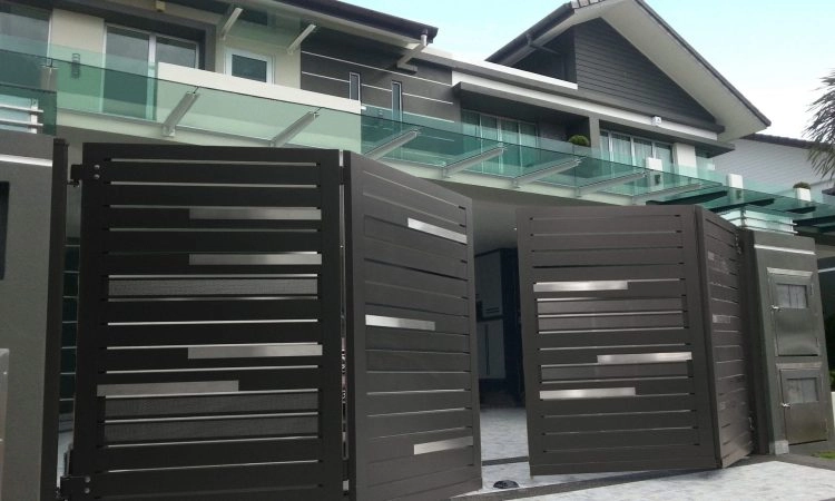 trackless folding gate