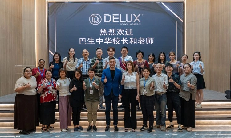 Welcoming SM Chung Hua Teachers & Students to the DELUX HQ Showroom