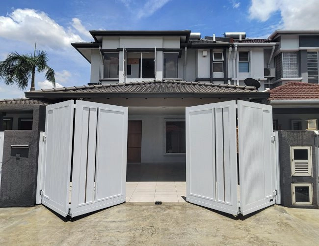 Trackless folding gate Trackless autogate Folding gate Malaysia Aluminium gate Malaysia Delux autogate Unigate Autogate Malaysia Unigate Malaysia Trackless gate Malaysia Aluminium gate supplier Malaysia Aluminium auto gate Autogate price Autogate system price Trackless autogate malaysia price Autogate malaysia price Aluminium gate suppliers LINO