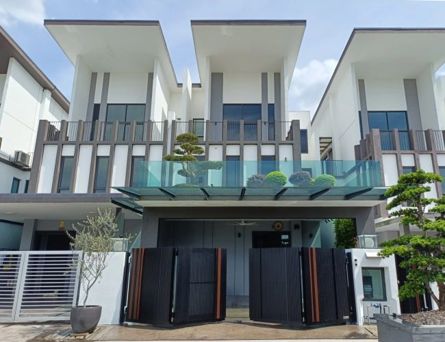 Trackless folding gate Trackless autogate Folding gate Malaysia Aluminium gate Malaysia Delux autogate Unigate Autogate Malaysia Unigate Malaysia Trackless gate Malaysia Aluminium gate supplier Malaysia Aluminium auto gate Autogate price Autogate system price Trackless autogate malaysia price Autogate malaysia price Aluminium gate suppliers LINO GN303