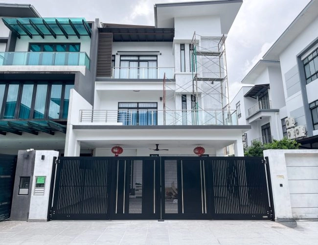 Trackless folding gate Trackless autogate Folding gate Malaysia Aluminium gate Malaysia Delux autogate Unigate Autogate Malaysia Unigate Malaysia Trackless gate Malaysia Aluminium gate supplier Malaysia Aluminium auto gate Autogate price Autogate system price Trackless autogate malaysia price Autogate malaysia price Aluminium gate suppliers stripe 1