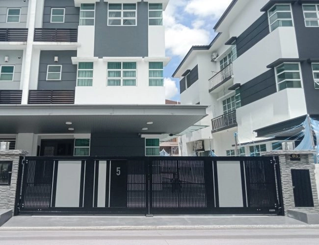 Trackless folding gate Trackless autogate Folding gate Malaysia Aluminium gate Malaysia Delux autogate Unigate Autogate Malaysia Unigate Malaysia Trackless gate Malaysia Aluminium gate supplier Malaysia Aluminium auto gate Autogate price Autogate system price Trackless autogate malaysia price Autogate malaysia price Aluminium gate suppliers inline 3