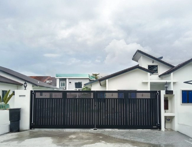 Trackless folding gate Trackless autogate Folding gate Malaysia Aluminium gate Malaysia Delux autogate Unigate Autogate Malaysia Unigate Malaysia Trackless gate Malaysia Aluminium gate supplier Malaysia Aluminium auto gate Autogate price Autogate system price Trackless autogate malaysia price Autogate malaysia price Aluminium gate suppliers vert 1