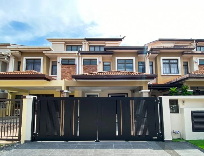 Trackless folding gate Trackless autogate Folding gate Malaysia Aluminium gate Malaysia Delux autogate Unigate Autogate Malaysia Unigate Malaysia Trackless gate Malaysia Aluminium gate supplier Malaysia Aluminium auto gate Autogate price Autogate system price Trackless autogate malaysia price Autogate malaysia price Aluminium gate suppliers LINO GX104