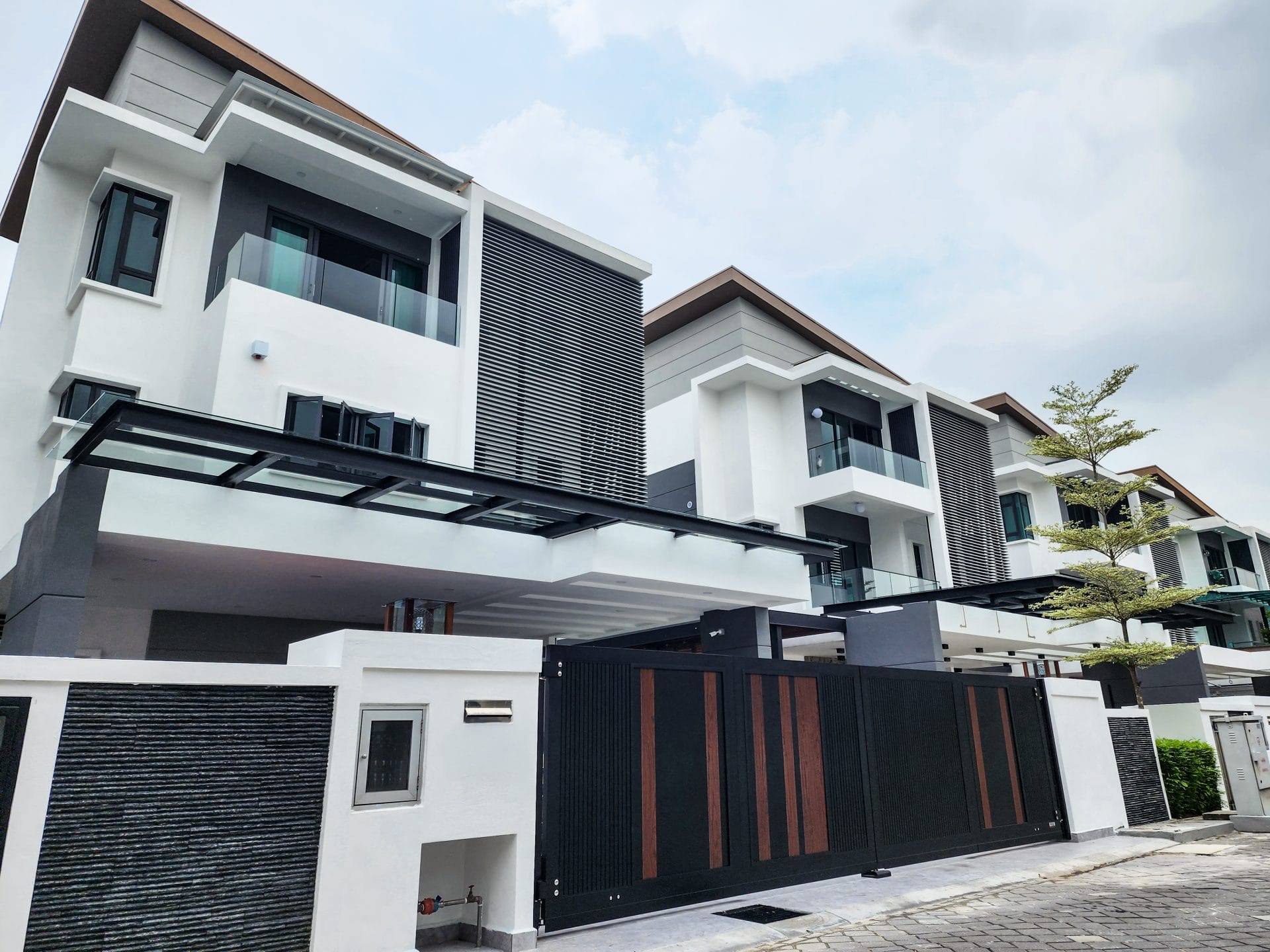 Trackless folding gate Trackless autogate Folding gate Malaysia Aluminium gate Malaysia Delux autogate Unigate Autogate Malaysia Unigate Malaysia Trackless gate Malaysia Aluminium gate supplier Malaysia Aluminium auto gate Autogate price Autogate system price Trackless autogate malaysia price Autogate malaysia price Aluminium gate suppliers inline 8