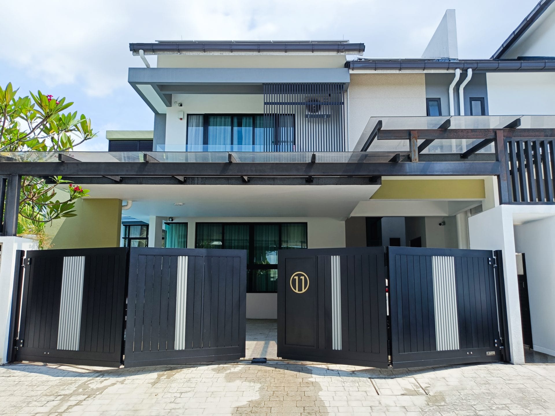 Trackless folding gate Trackless autogate Folding gate Malaysia Aluminium gate Malaysia Delux autogate Unigate Autogate Malaysia Unigate Malaysia Trackless gate Malaysia Aluminium gate supplier Malaysia Aluminium auto gate Autogate price Autogate system price Trackless autogate malaysia price Autogate malaysia price Aluminium gate suppliers Elite 3