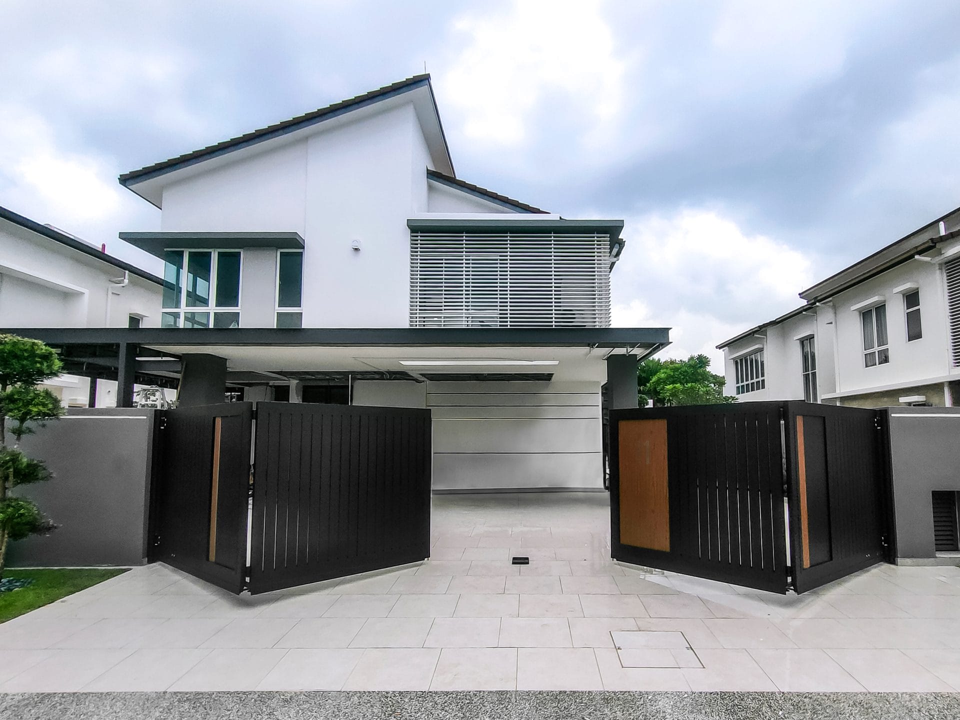 Trackless folding gate Trackless autogate Folding gate Malaysia Aluminium gate Malaysia Delux autogate Unigate Autogate Malaysia Unigate Malaysia Trackless gate Malaysia Aluminium gate supplier Malaysia Aluminium auto gate Autogate price Autogate system price Trackless autogate malaysia price Autogate malaysia price Aluminium gate suppliers Inline 14