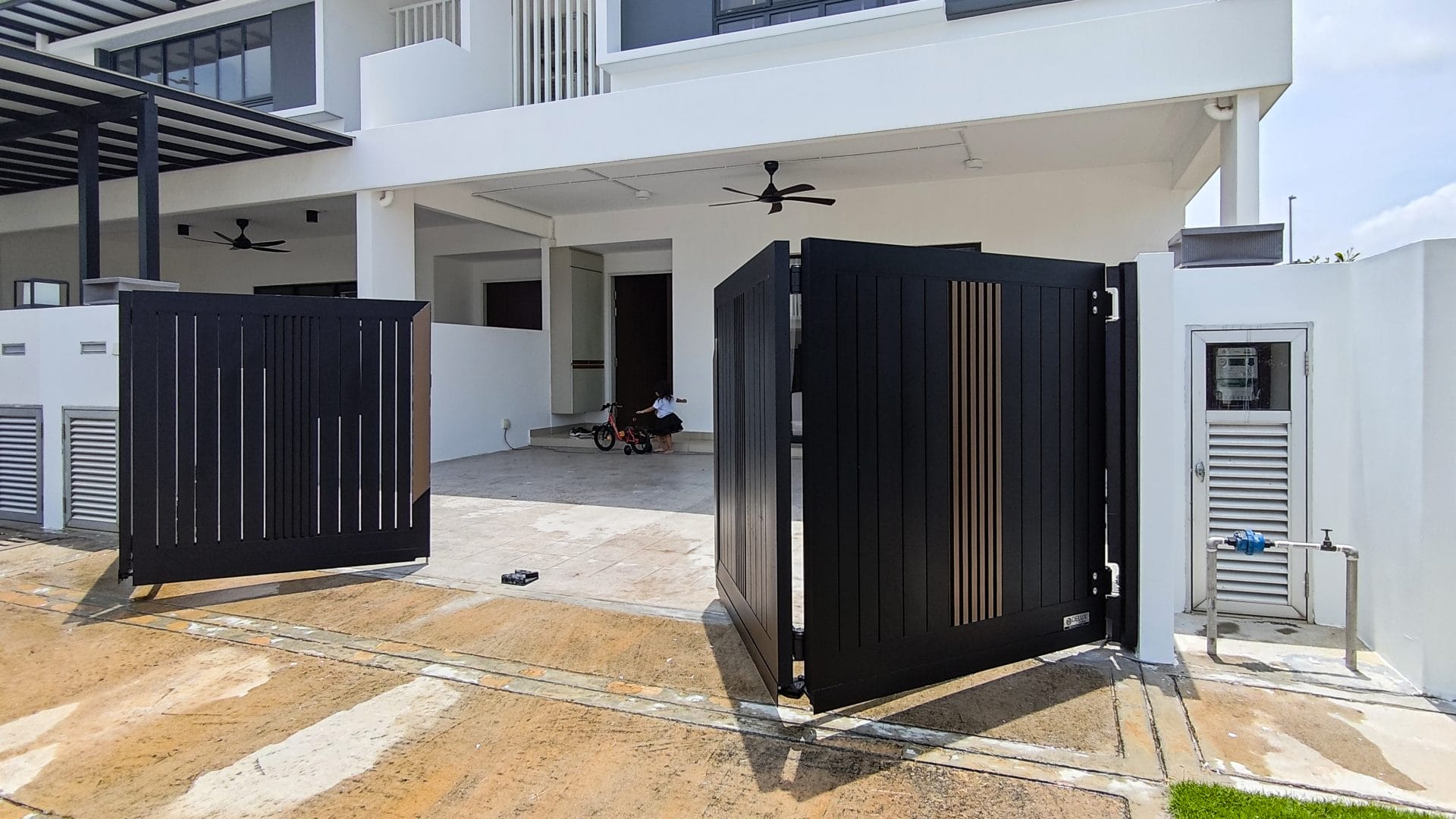 Trackless folding gate Trackless autogate Folding gate Malaysia Aluminium gate Malaysia Delux autogate Unigate Autogate Malaysia Unigate Malaysia Trackless gate Malaysia Aluminium gate supplier Malaysia Aluminium auto gate Autogate price Autogate system price Trackless autogate malaysia price Autogate malaysia price Aluminium gate suppliers lustre 1