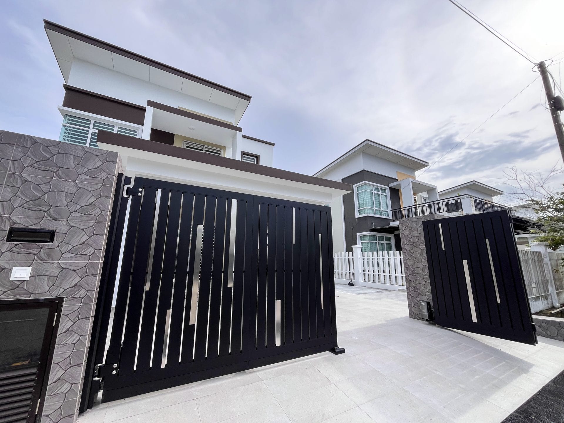Trackless folding gate Trackless autogate Folding gate Malaysia Aluminium gate Malaysia Delux autogate Unigate Autogate Malaysia Unigate Malaysia Trackless gate Malaysia Aluminium gate supplier Malaysia Aluminium auto gate Autogate price Autogate system price Trackless autogate malaysia price Autogate malaysia price Aluminium gate suppliers x-line 1