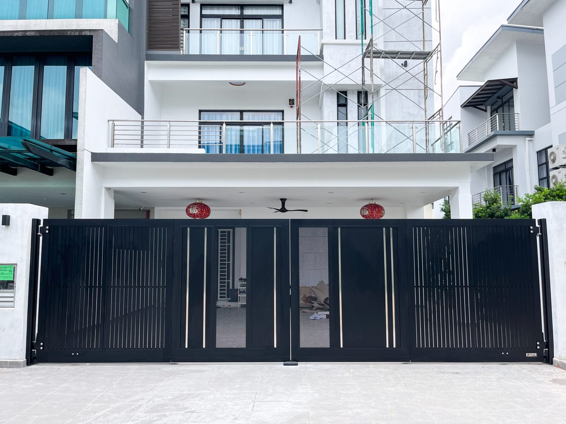 Trackless folding gate Trackless autogate Folding gate Malaysia Aluminium gate Malaysia Delux autogate Unigate Autogate Malaysia Unigate Malaysia Trackless gate Malaysia Aluminium gate supplier Malaysia Aluminium auto gate Autogate price Autogate system price Trackless autogate malaysia price Autogate malaysia price Aluminium gate suppliers stripe 1