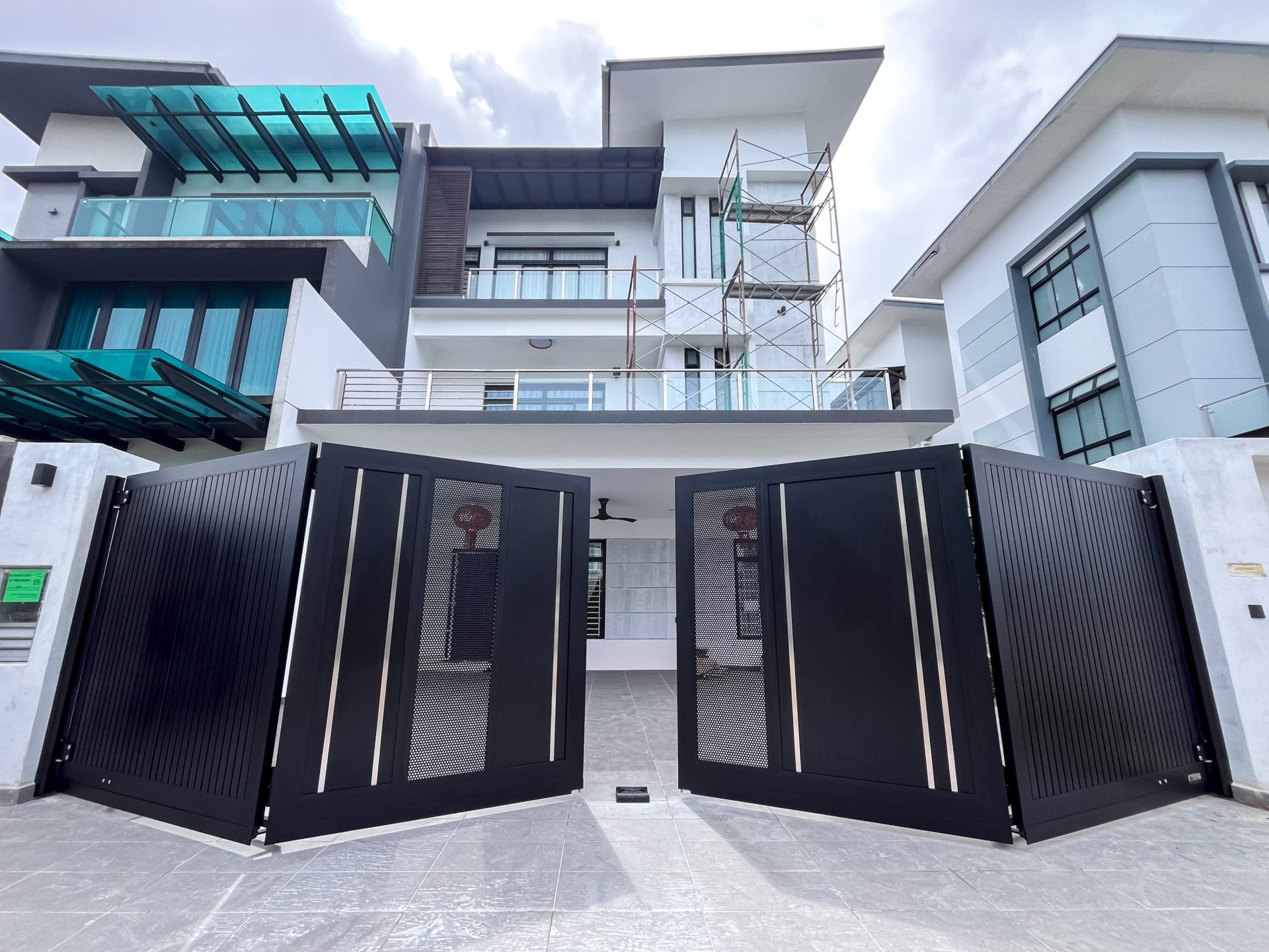 Trackless folding gate Trackless autogate Folding gate Malaysia Aluminium gate Malaysia Delux autogate Unigate Autogate Malaysia Unigate Malaysia Trackless gate Malaysia Aluminium gate supplier Malaysia Aluminium auto gate Autogate price Autogate system price Trackless autogate malaysia price Autogate malaysia price Aluminium gate suppliers stripe 1