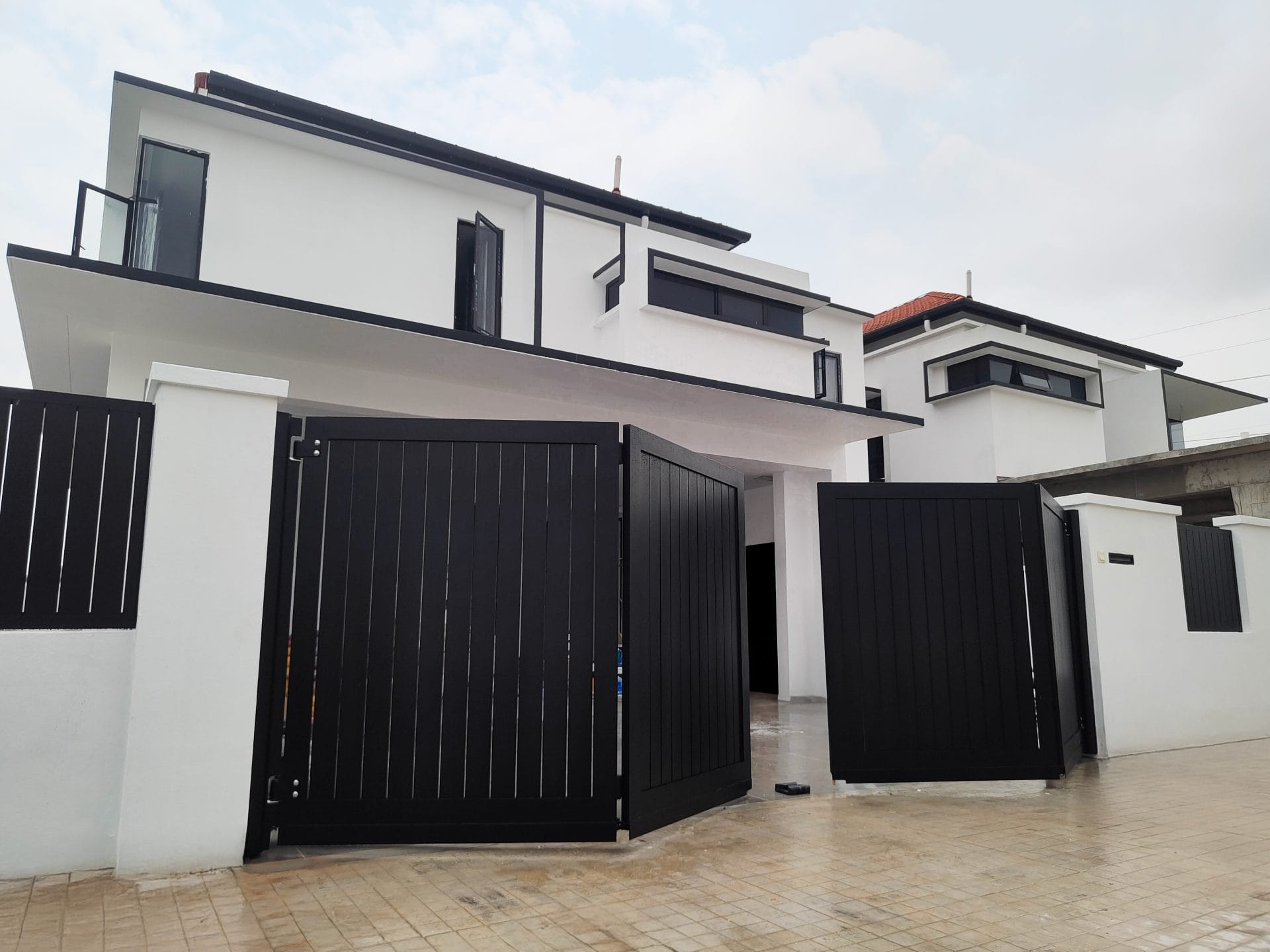 Trackless folding gate Trackless autogate Folding gate Malaysia Aluminium gate Malaysia Delux autogate Unigate Autogate Malaysia Unigate Malaysia Trackless gate Malaysia Aluminium gate supplier Malaysia Aluminium auto gate Autogate price Autogate system price Trackless autogate malaysia price Autogate malaysia price Aluminium gate suppliers contemporary 802