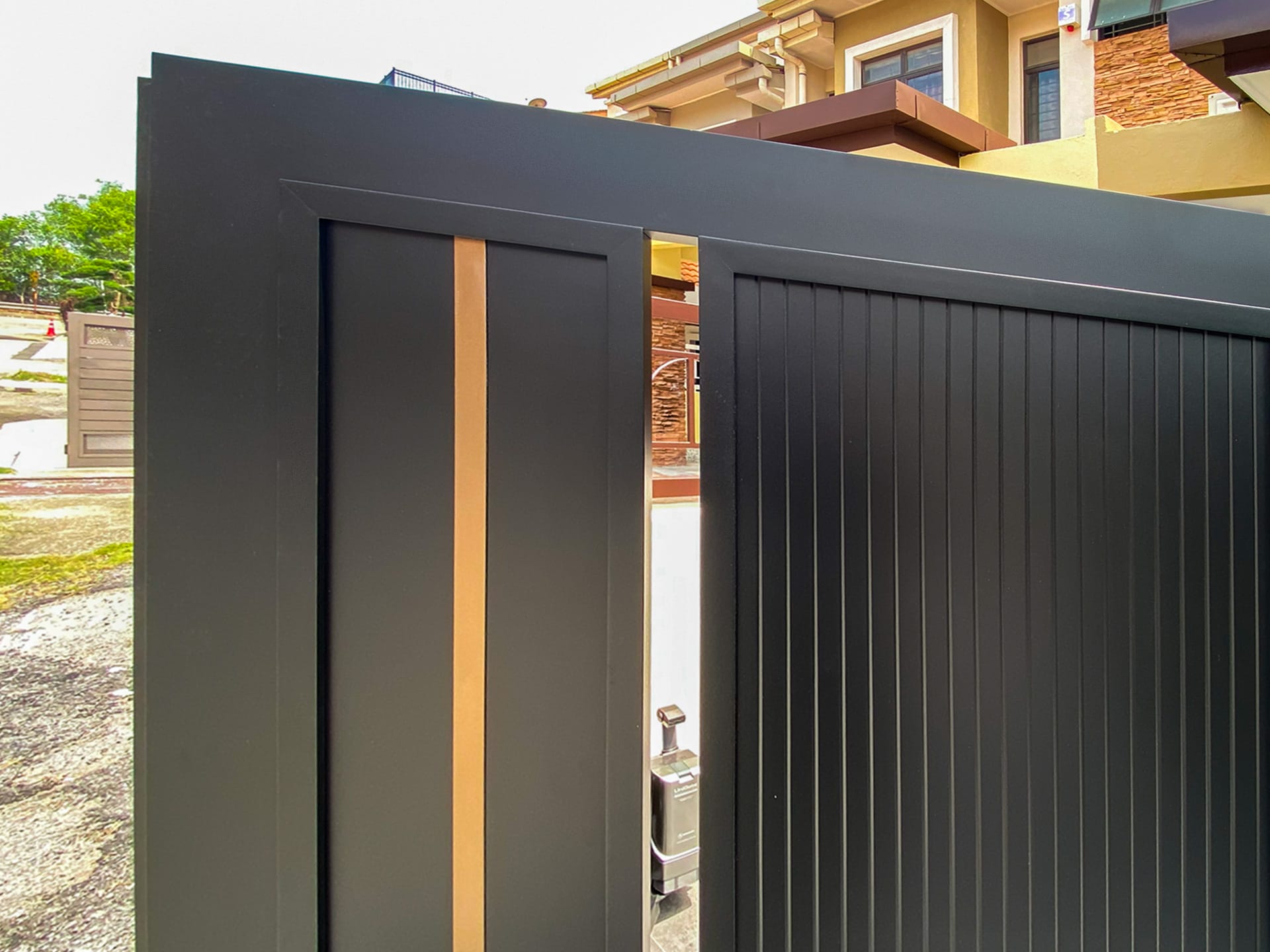 Trackless folding gate Trackless autogate Folding gate Malaysia Aluminium gate Malaysia Delux autogate Unigate Autogate Malaysia Unigate Malaysia Trackless gate Malaysia Aluminium gate supplier Malaysia Aluminium auto gate Autogate price Autogate system price Trackless autogate malaysia price Autogate malaysia price Aluminium gate suppliers LINO GX104