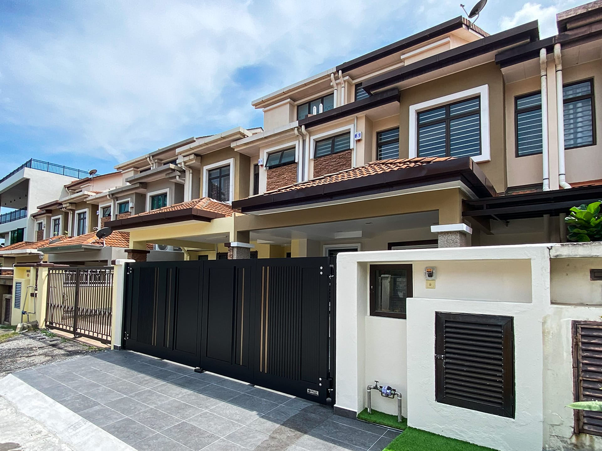 Trackless folding gate Trackless autogate Folding gate Malaysia Aluminium gate Malaysia Delux autogate Unigate Autogate Malaysia Unigate Malaysia Trackless gate Malaysia Aluminium gate supplier Malaysia Aluminium auto gate Autogate price Autogate system price Trackless autogate malaysia price Autogate malaysia price Aluminium gate suppliers LINO GX104
